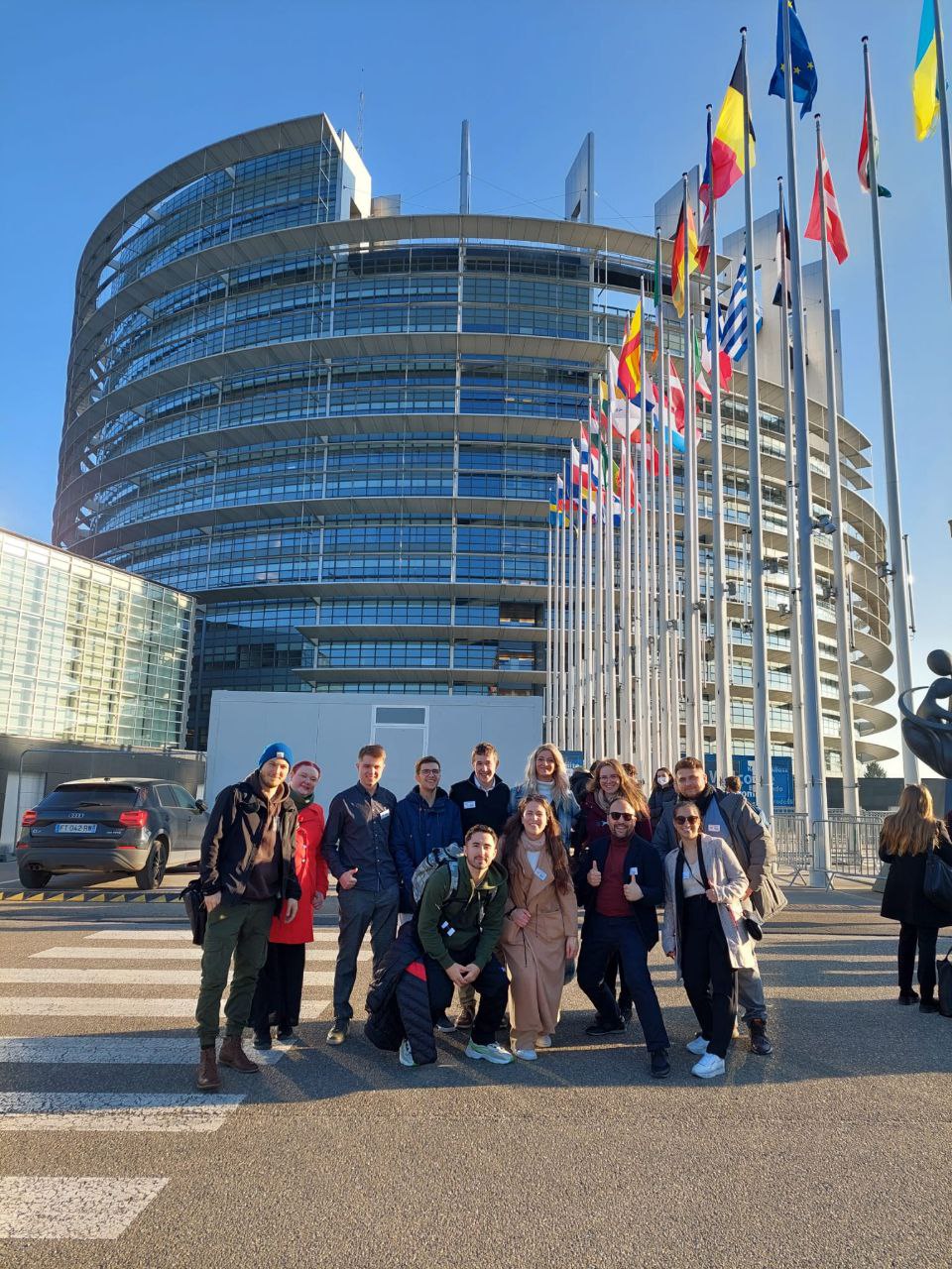 Foto der Teilnehmer:innen der European Student Assembly vor dem Europäischen Parlament